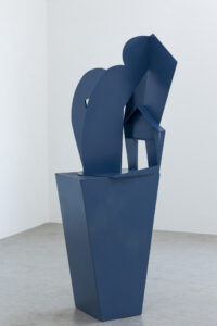 이경희, houseNbody, 2009(2020년 재제작), 스틸(좌대 포함), 143×50×45㎝